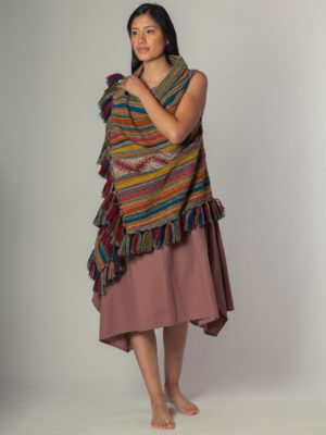 Pallay 1 - Poncho en Telar De Oveja Con Pompones Baby Alpaca
