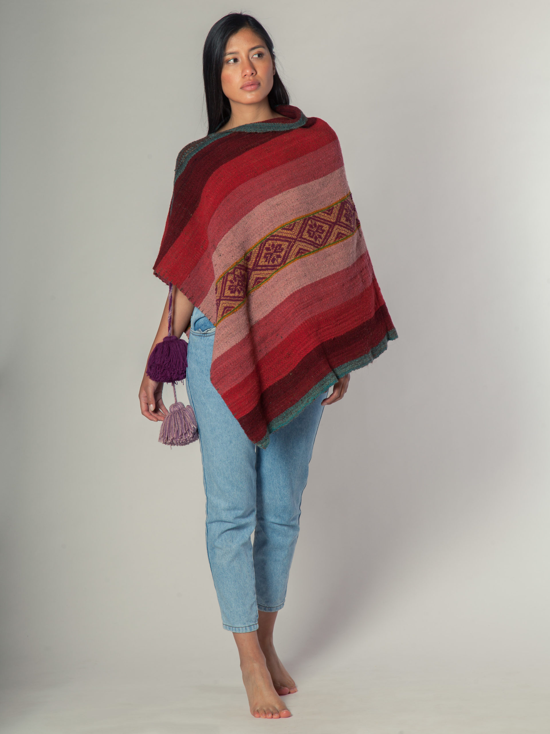 Pallay 2 - Poncho en Telar De Oveja Con Pompones Baby Alpaca