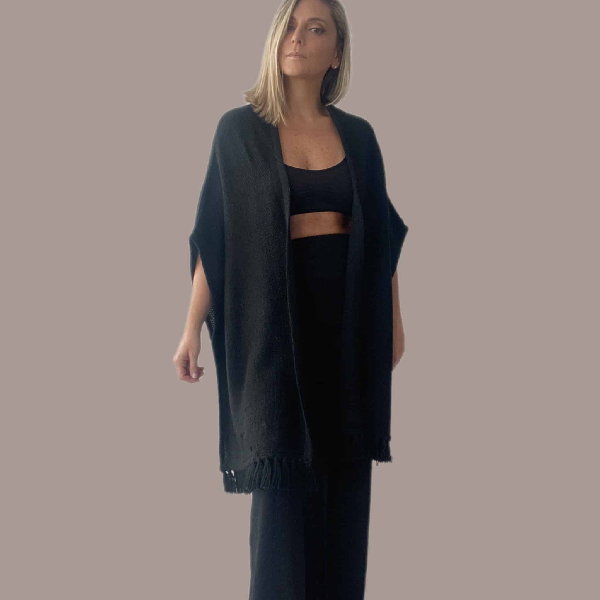 Iya Warm Cascade Negra - Ruana de alpaca - Artisans Collective