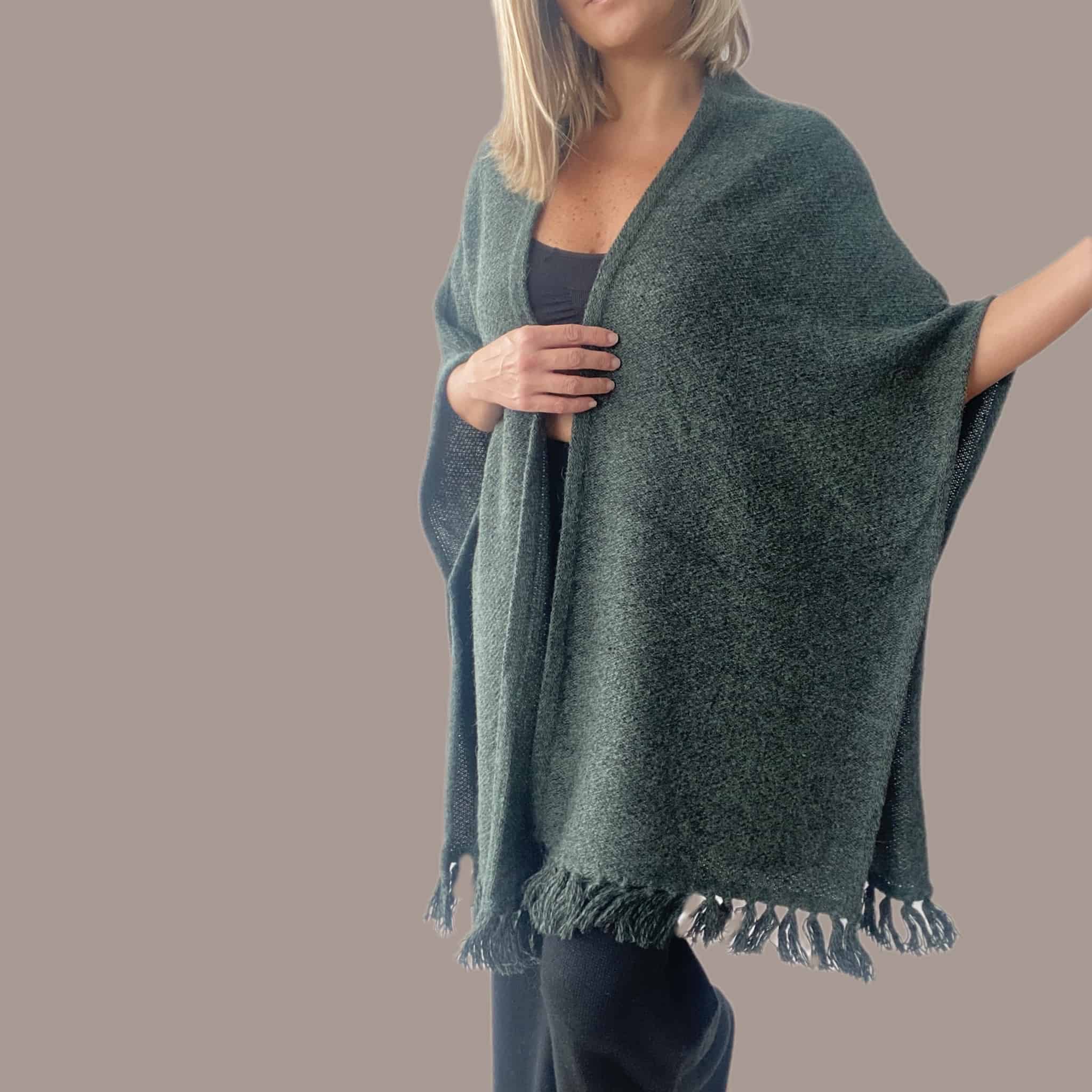 Iya Warm Cascade Verde - Ruana de alpaca - Artisans Collective
