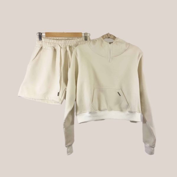 Malika crema Buzo de polera con capucha y short